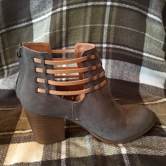 🌼 3/$15 🌼 Plume Grey booties size 6 - Picture 5 of 7